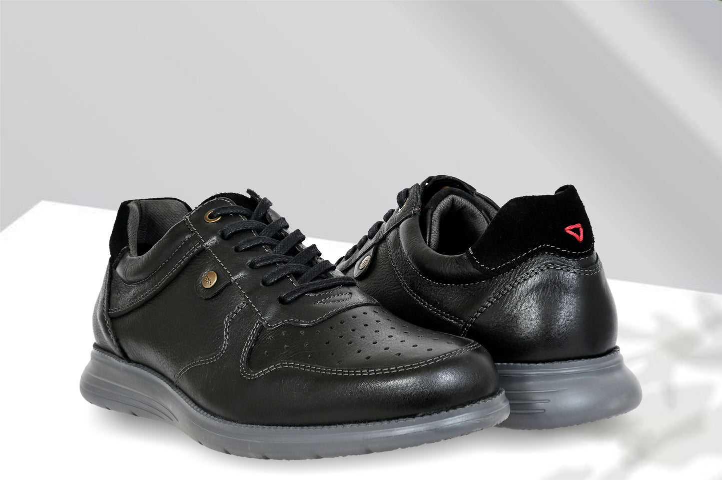 Black Leather Men Perforations Round Toe Lightweight Sneaker