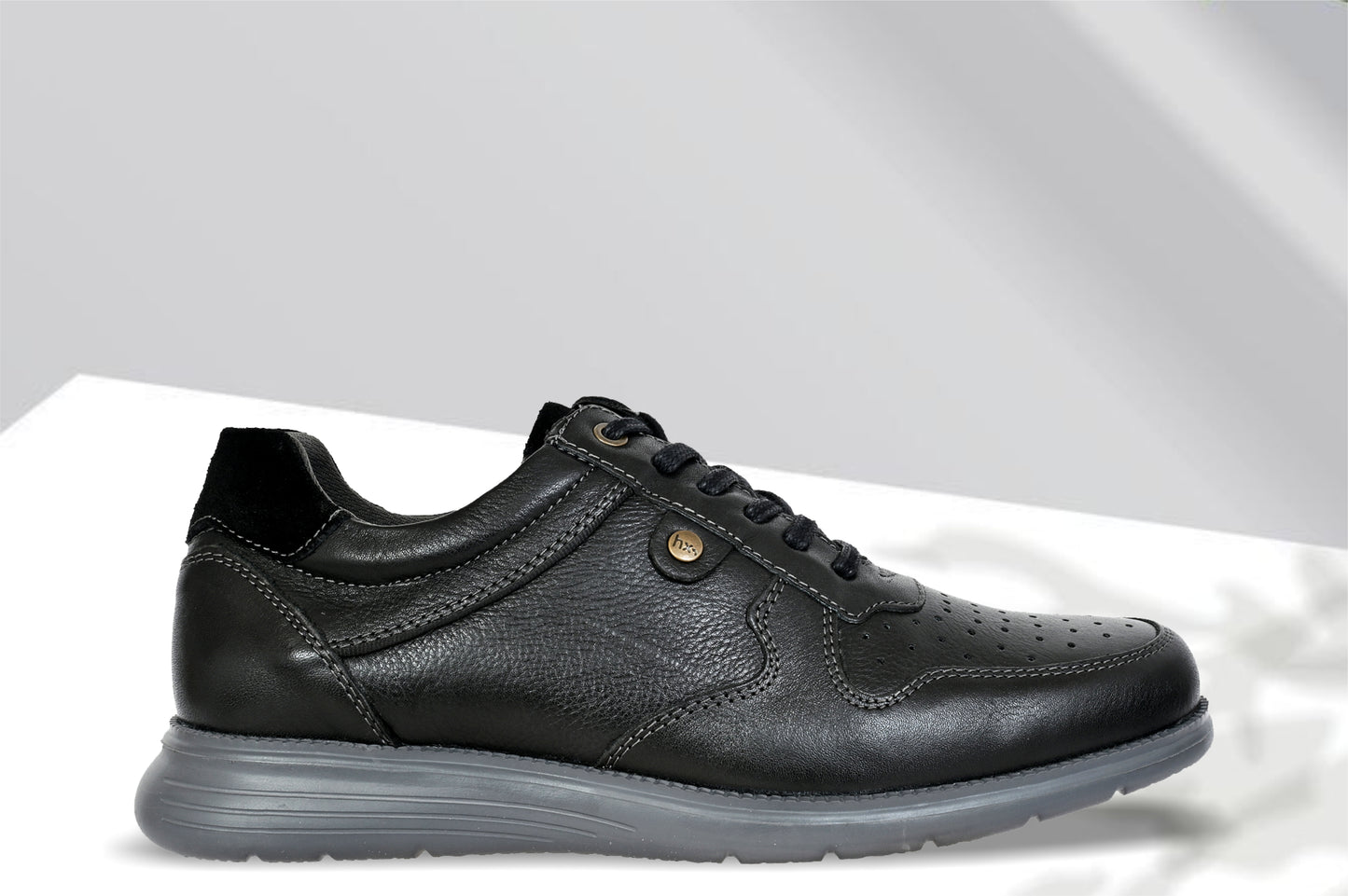 Black Leather Men Perforations Round Toe Lightweight Sneaker