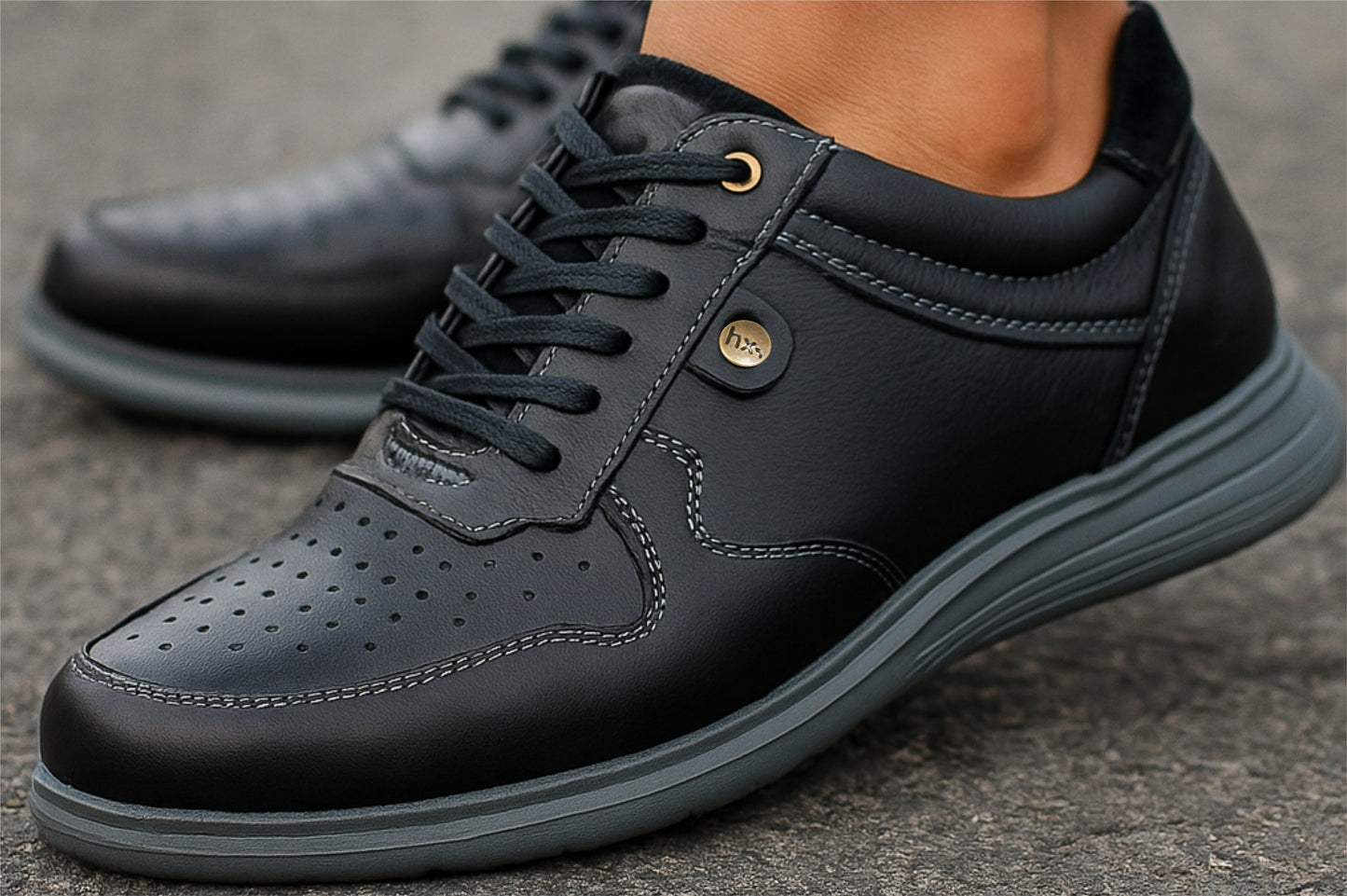Black Leather Men Perforations Round Toe Lightweight Sneaker
