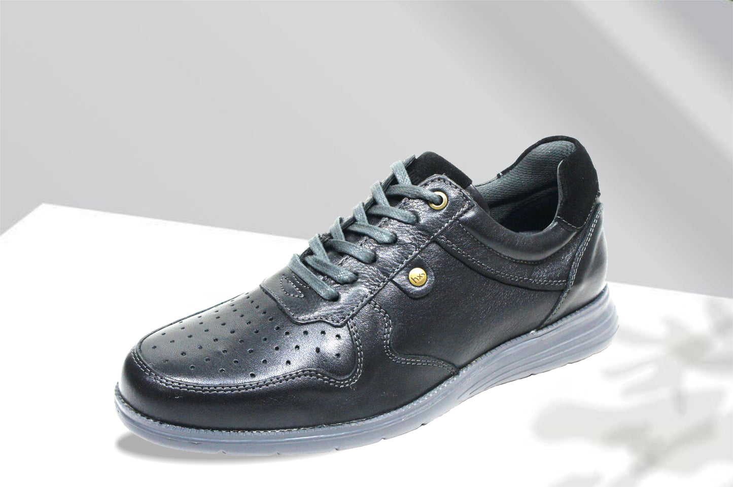 Black Leather Men Perforations Round Toe Lightweight Sneaker